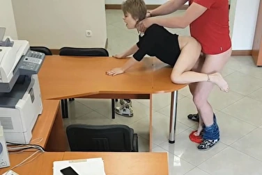 Трахнул секретаршу в офисе, а то у жены всегда голова болит